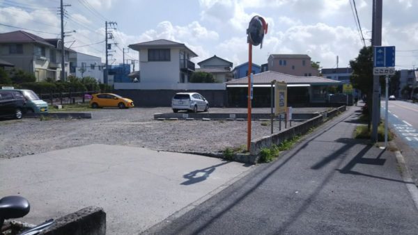 平和町交番すぐ先の駐車場