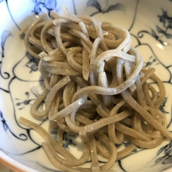 十割蕎麦です。平打ちで食感を出しております。