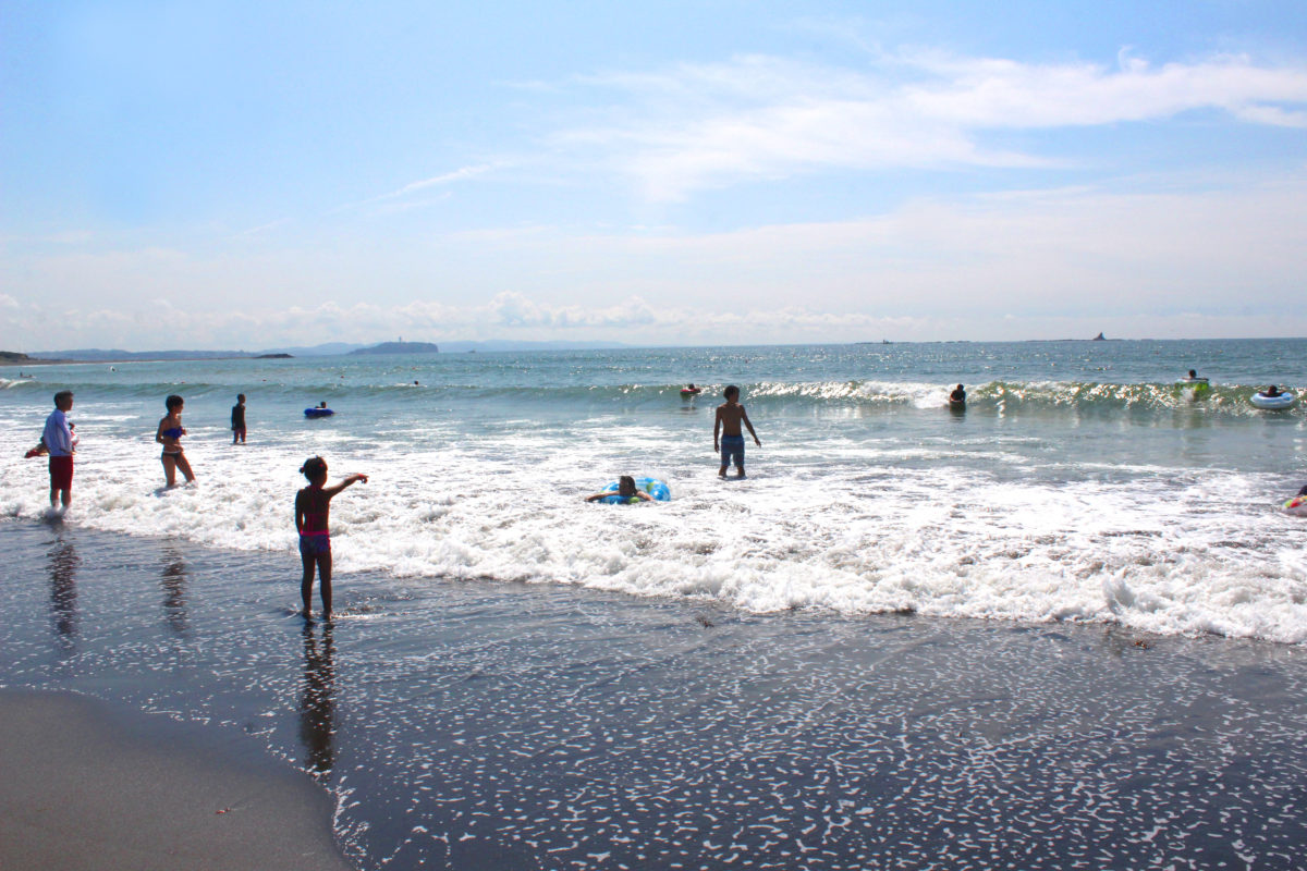 サザンビーチちがさきで海水浴を楽しむ様子