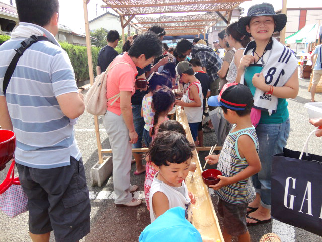 ラチエン通り恒例「流しそうめん」＆「夏祭り屋台村」