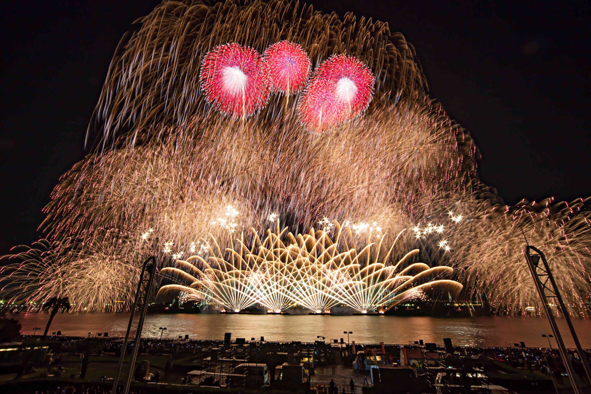 サザンの名曲たちと共に夜空を彩る『茅ヶ崎サザン芸術花火2018』