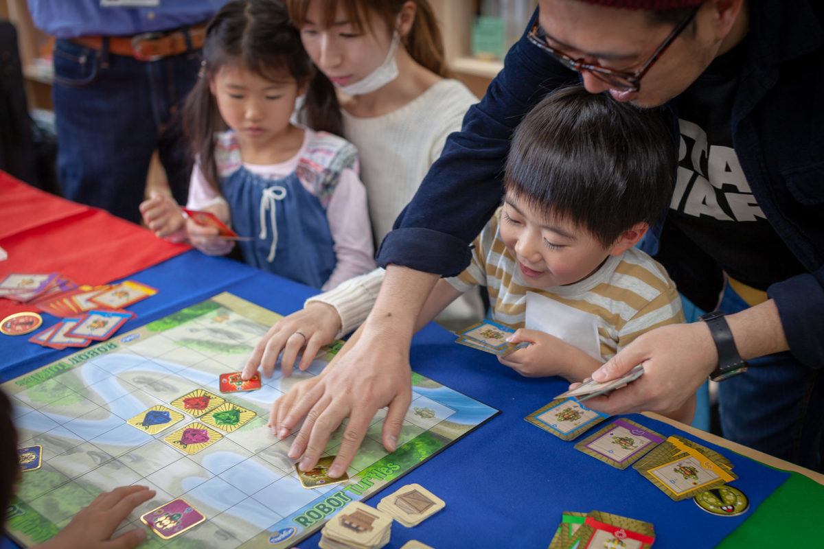 親子で遊びながら、これからの基礎力「プログラミング的思考」を育もう！