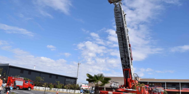 消防 救急フェア はしご車搭乗体験