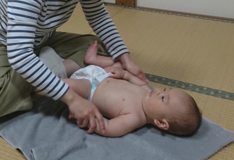 赤ちゃんの好奇心と集中力を育むベビーマッサージと木のおもちゃ屋さん