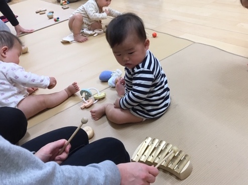 赤ちゃんの好奇心と集中力を育むベビーマッサージと木のおもちゃ屋さん