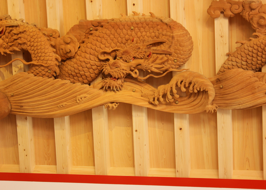 片瀬江ノ島駅 天井拡大 木彫りの龍の彫刻