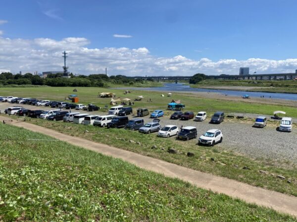 とて広い無料駐車場あり