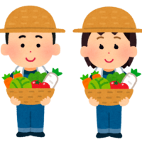 収穫した野菜が入った籠を持つ子供たち