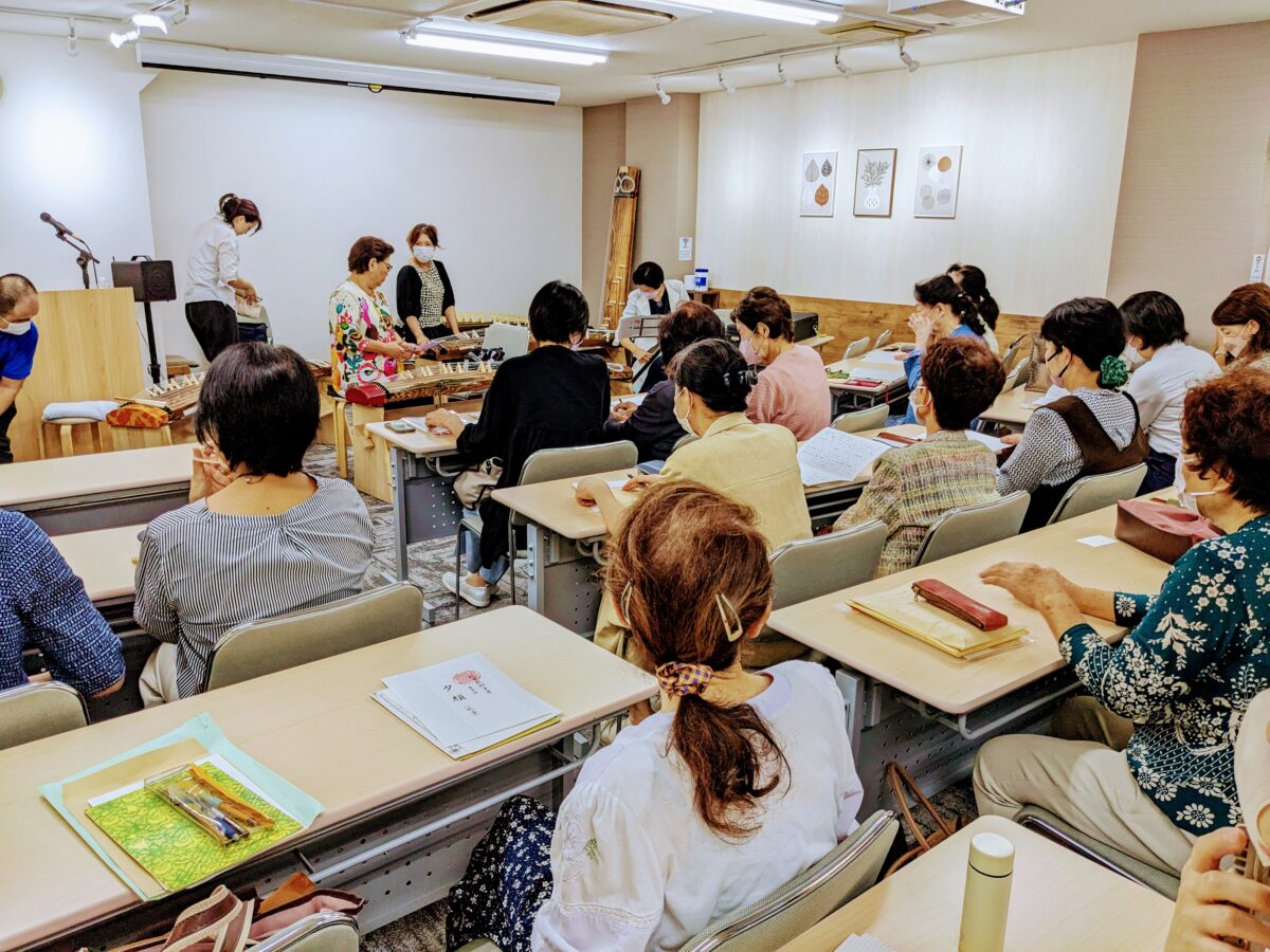 お琴　立奏台　生田流　筑紫会本部　和楽器 お琴 立奏台 生田流 筑紫会本部 和楽器 気安く - 和楽器