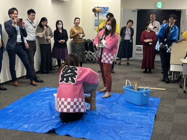 社内で餅つきイベント