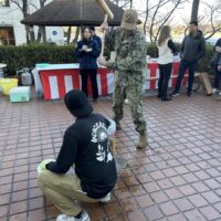 軍人さんと息がぴったりヨイショヨイショ