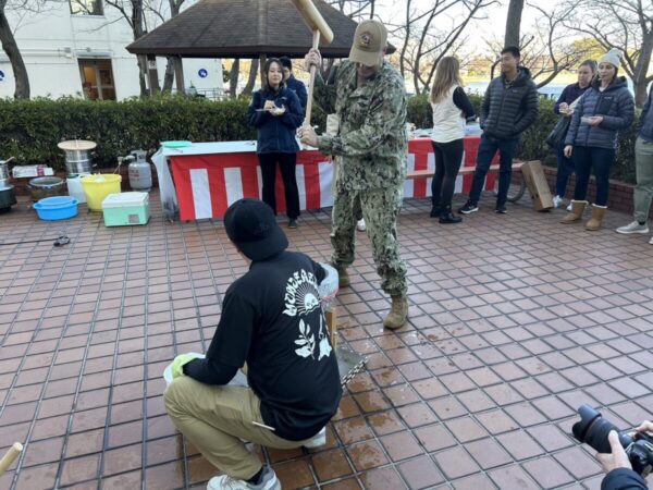 軍人さんと息がぴったりヨイショヨイショ