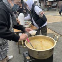 暖かい豚汁も大好評