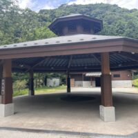 雨でも安心な巨大屋根完備です