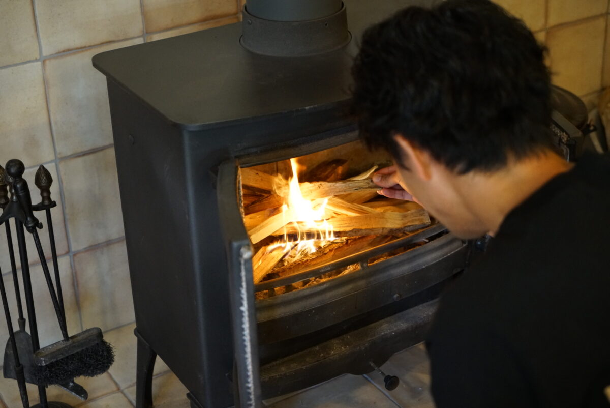 【藤沢】ログハウスで薪ストーブ着火体験