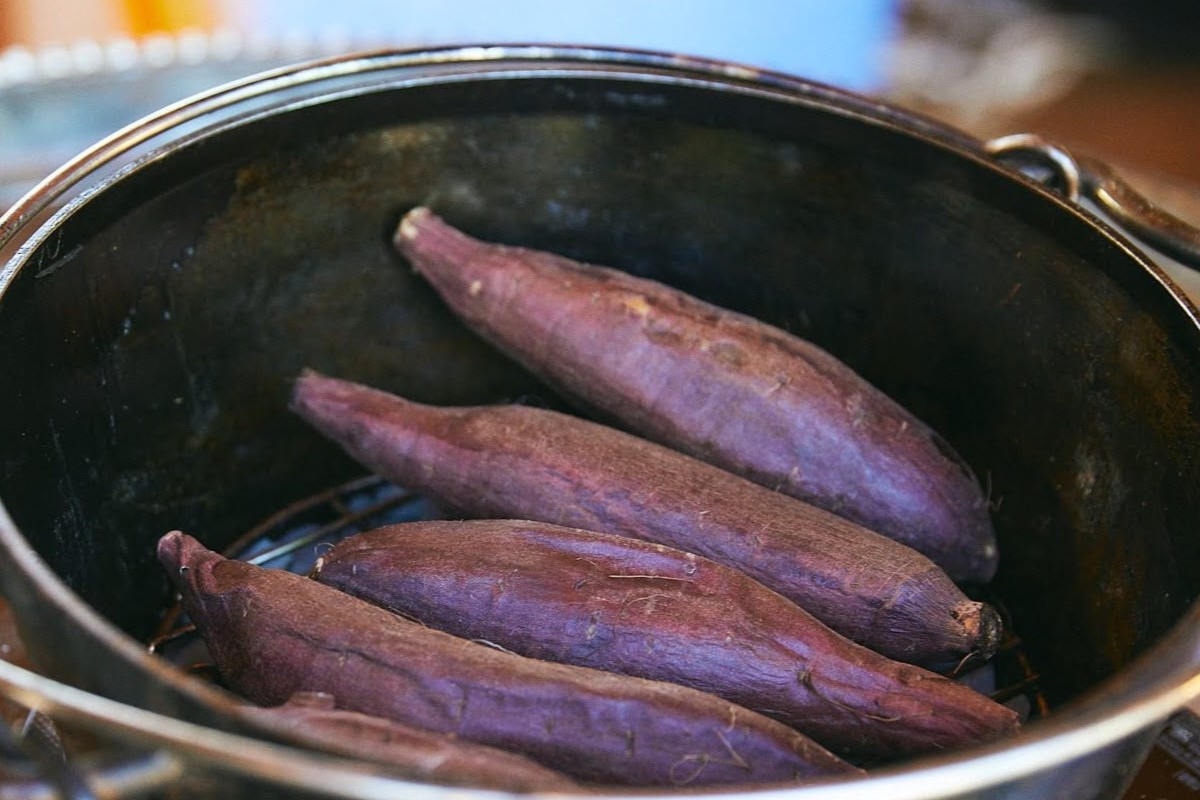 【藤沢】ログハウスの薪ストーブで焼き芋づくり