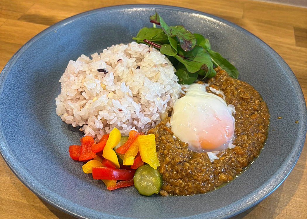 スパイスと野菜の絶妙なバランスが後を引き、「また食べたくなる」特製キーマ。ご飯は五穀米と白米、トッピングは温玉と目玉焼きが選べます♪